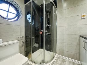 En Suite- click for photo gallery